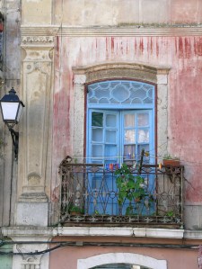 Faded charm... old building in Setubal
