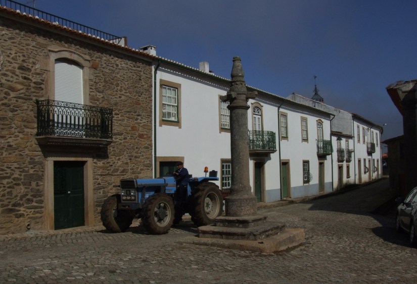 Local traffic in Azinhoso